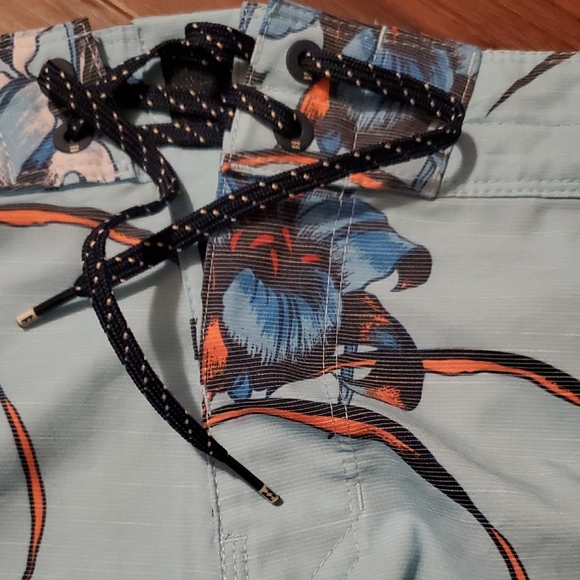 Billabong Men's Light Blue Floral Board Shorts - Picture 4 of 5